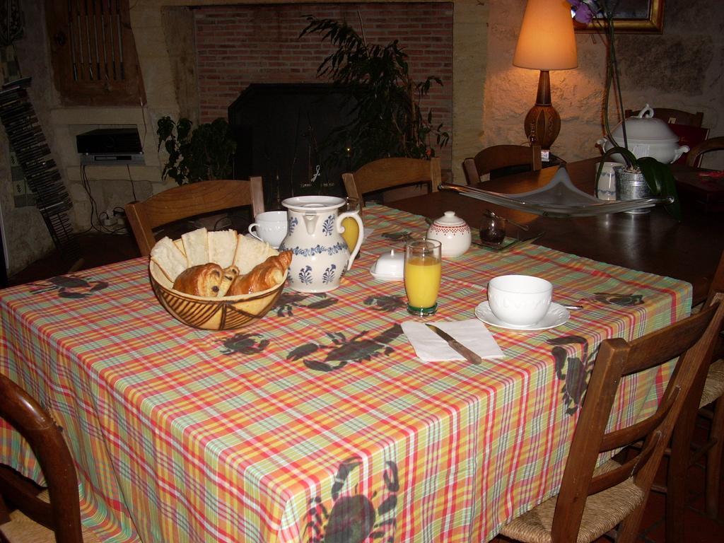 Sous Les Marronniers Bed & Breakfast Petit-Palais-et-Cornemps Bagian luar foto